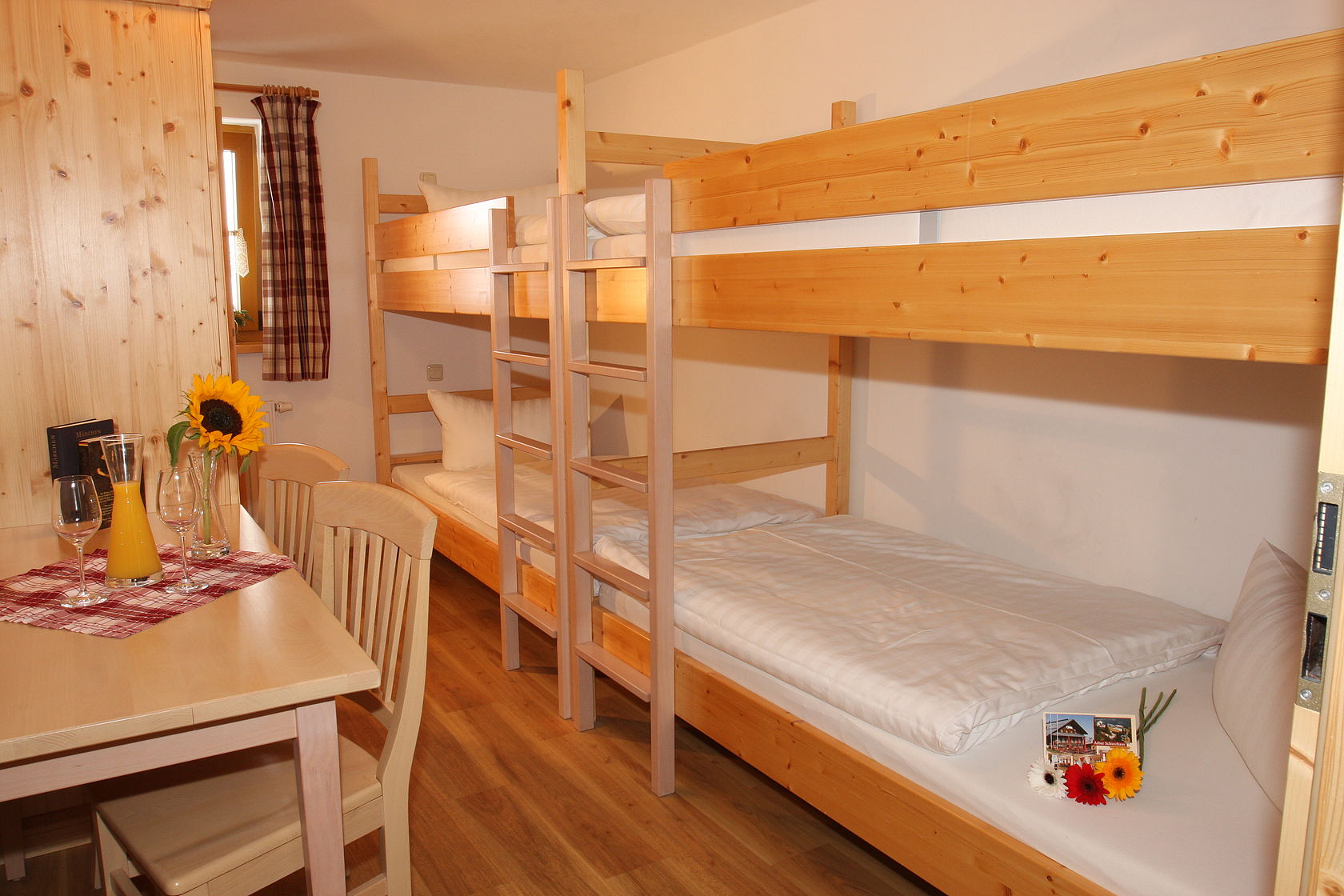 Vierbett-Zimmer im Arberschutzhaus am Großen Arber Vierbett-Zimmer im Arberschutzhaus am Großen Arber